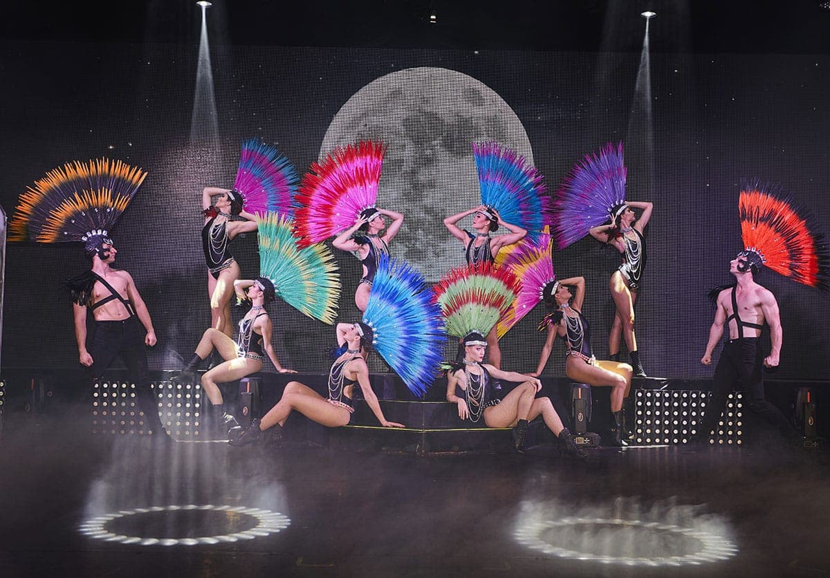 Pourquoi choisir un dîner-spectacle pour une soirée inoubliable ?
