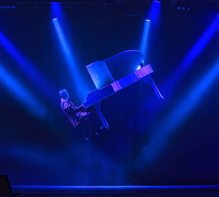 Ambiance music-hall piano au Cabaret L'Élégance